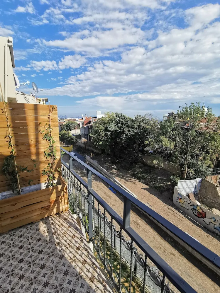 KALE VE DENIZ MANZARALI BALKONLU CIFT KISILIK ODA