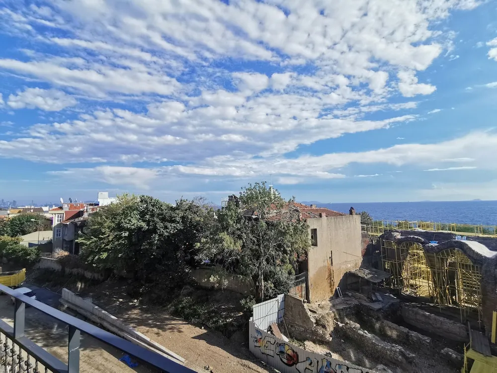 KALE VE DENIZ MANZARALI BALKONLU CIFT KISILIK ODA