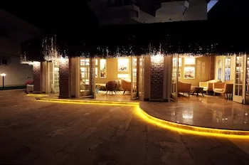 The PINEHILL Hotel & Suites