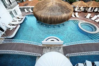 The PINEHILL Hotel & Suites