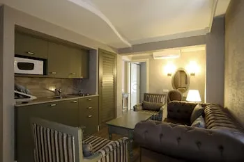 The PINEHILL Hotel & Suites