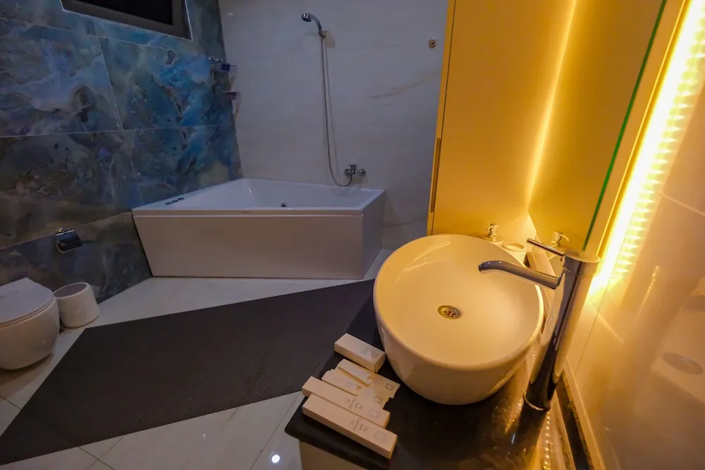Deluxe Oda, 1 Yatak Odası, Balkon, Havuz Manzaralı