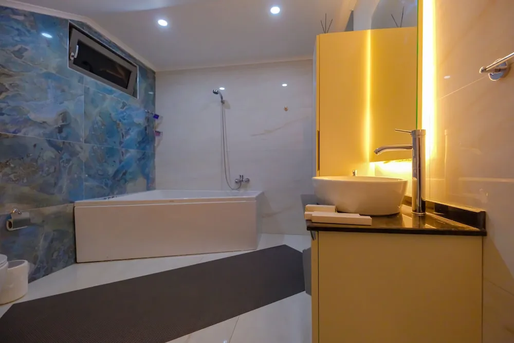Deluxe Oda, 1 Yatak Odası, Balkon, Havuz Manzaralı