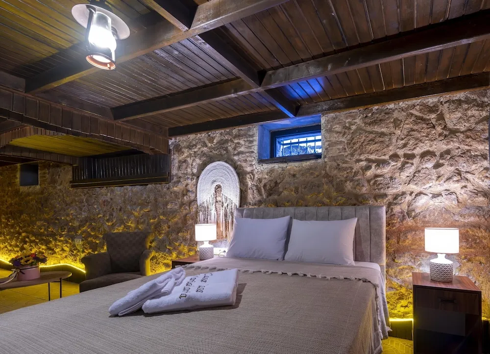 Traditional Tek Büyük Yataklı Oda