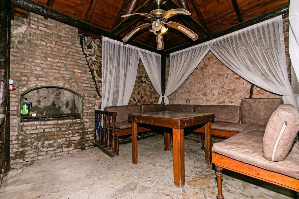 Traditional Tek Büyük Yataklı Oda