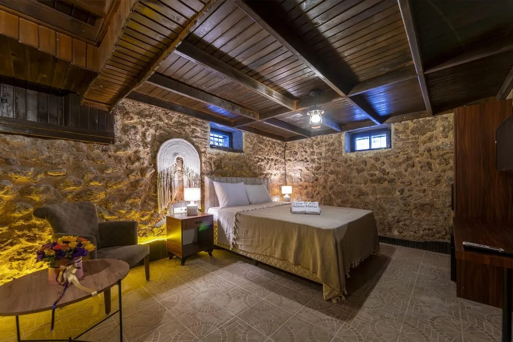 Traditional Tek Büyük Yataklı Oda