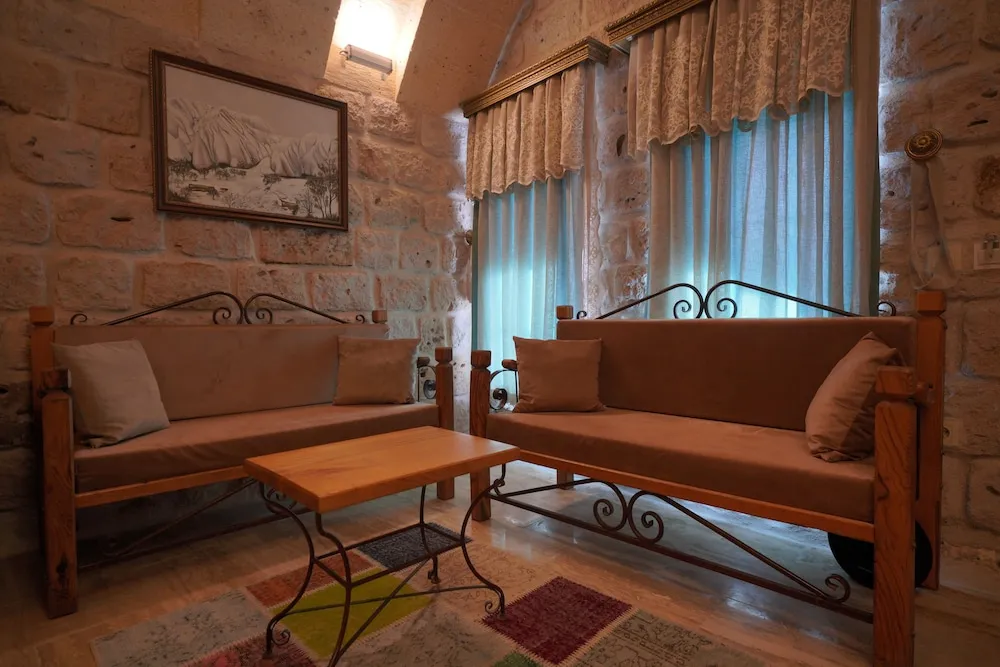 Superior Cave Suite 3