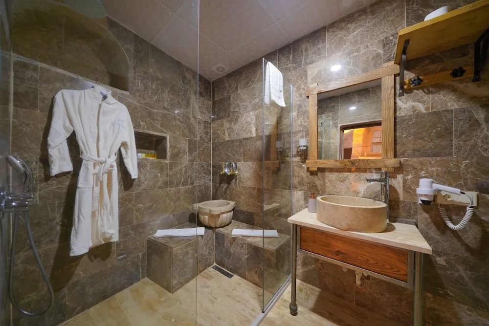 Superior Cave Suite 3