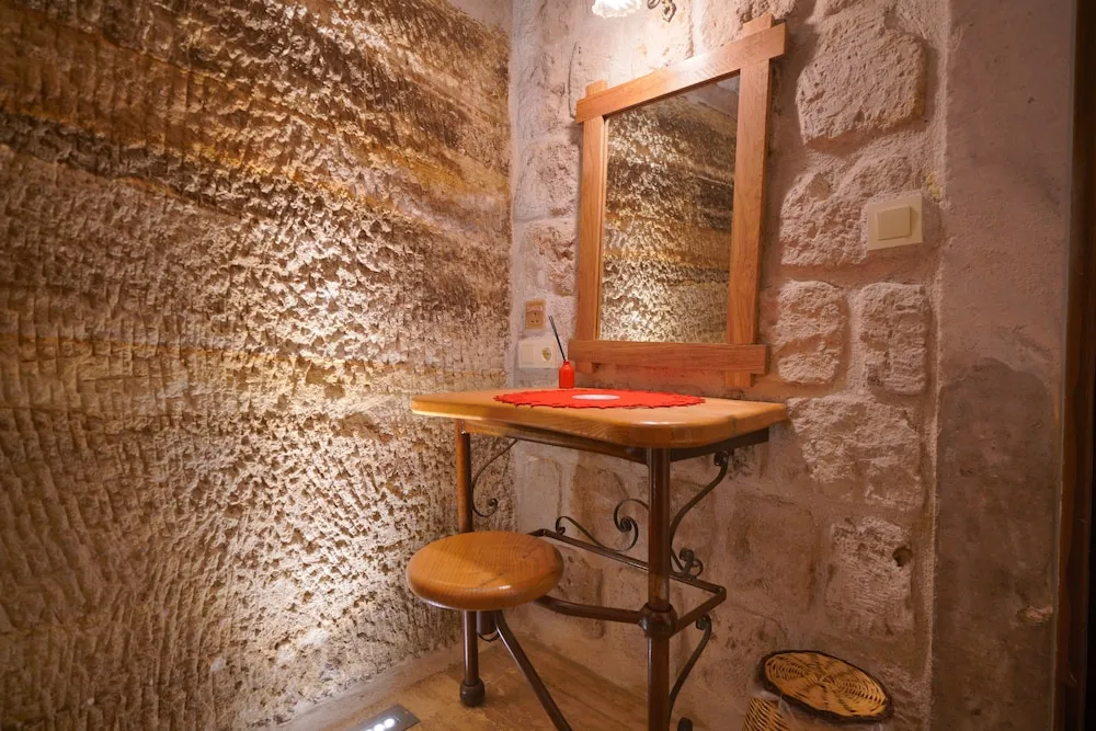 Superior Cave Suite 3