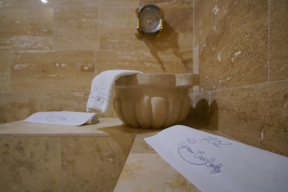 Superior Cave Suite 4