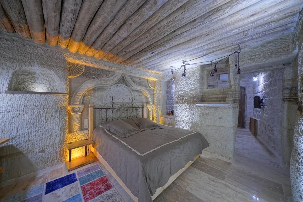 Superior Cave Suite 4