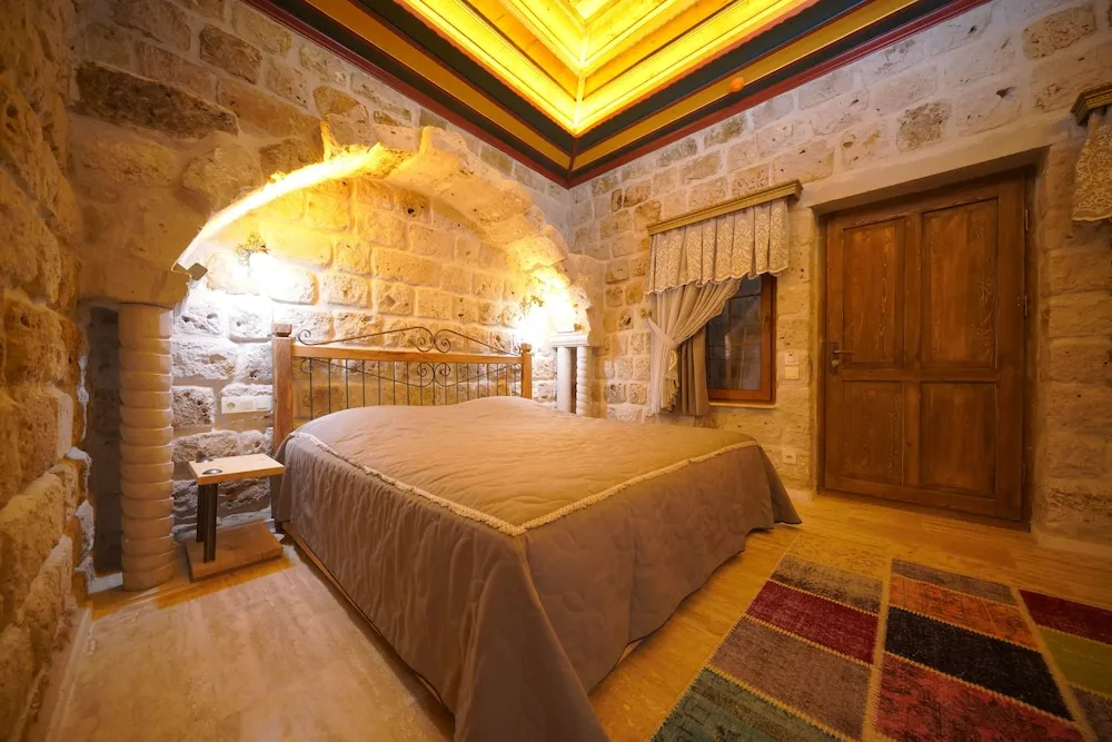 Deluxe Stone Room