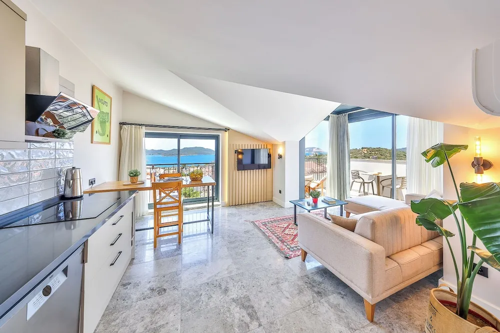 Design Apart Daire, 1 Büyük (Queen) Boy Yatak ve Çekyat, Deniz Manzaralı
