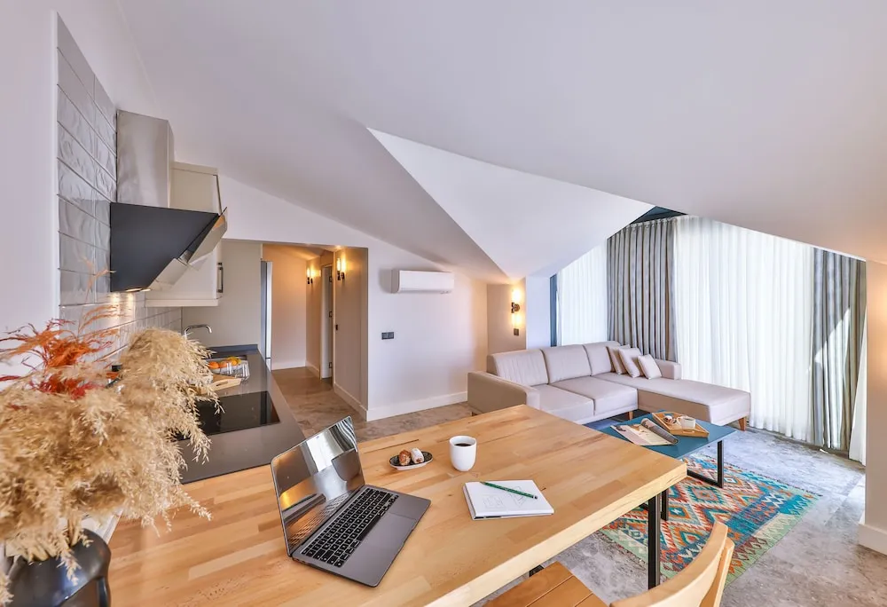 Design Apart Daire, 1 Büyük (Queen) Boy Yatak ve Çekyat, Deniz Manzaralı