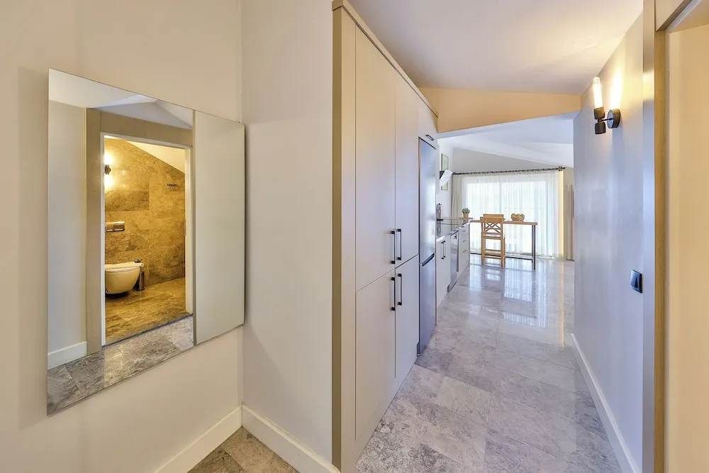 Design Apart Daire, 1 Büyük (Queen) Boy Yatak ve Çekyat, Deniz Manzaralı