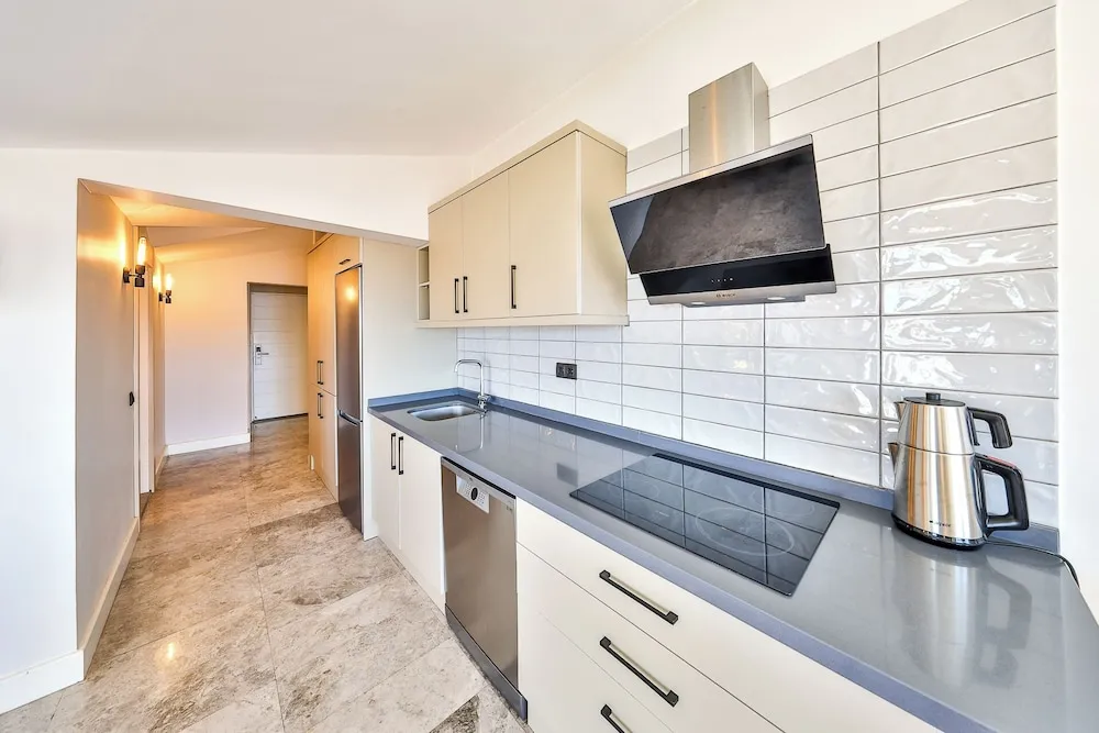 Design Apart Daire, 1 Büyük (Queen) Boy Yatak ve Çekyat, Deniz Manzaralı