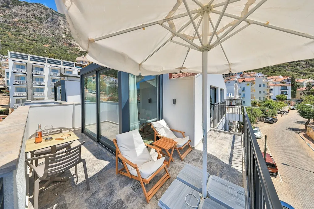 Design Apart Daire, 1 Büyük (Queen) Boy Yatak ve Çekyat, Deniz Manzaralı