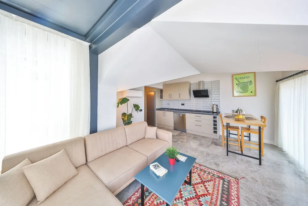 Design Apart Daire, 1 Büyük (Queen) Boy Yatak ve Çekyat, Deniz Manzaralı