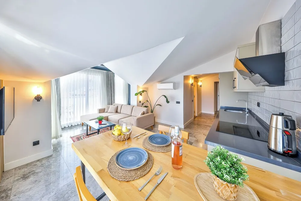Design Apart Daire, 1 Büyük (Queen) Boy Yatak ve Çekyat, Deniz Manzaralı