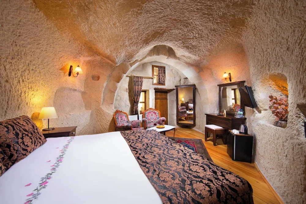 Deluxe Cave Room 202