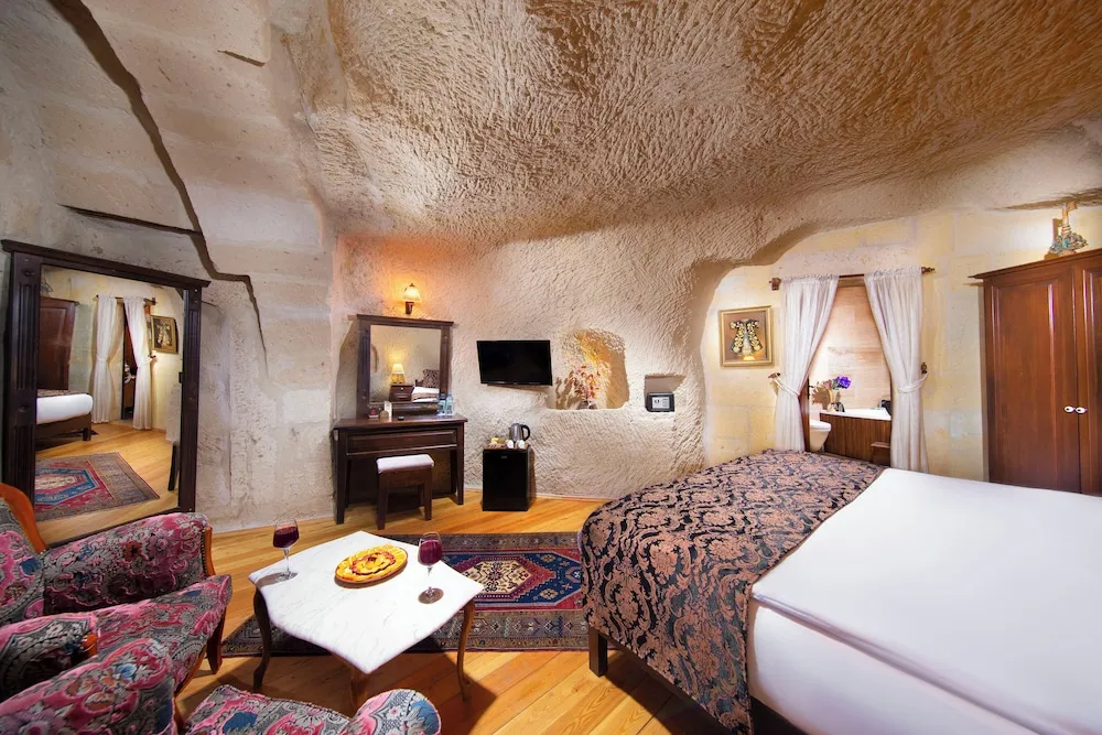 Deluxe Cave Room 202