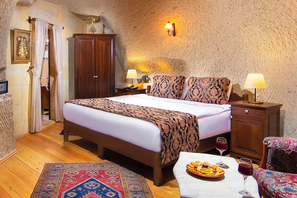Deluxe Cave Room 202
