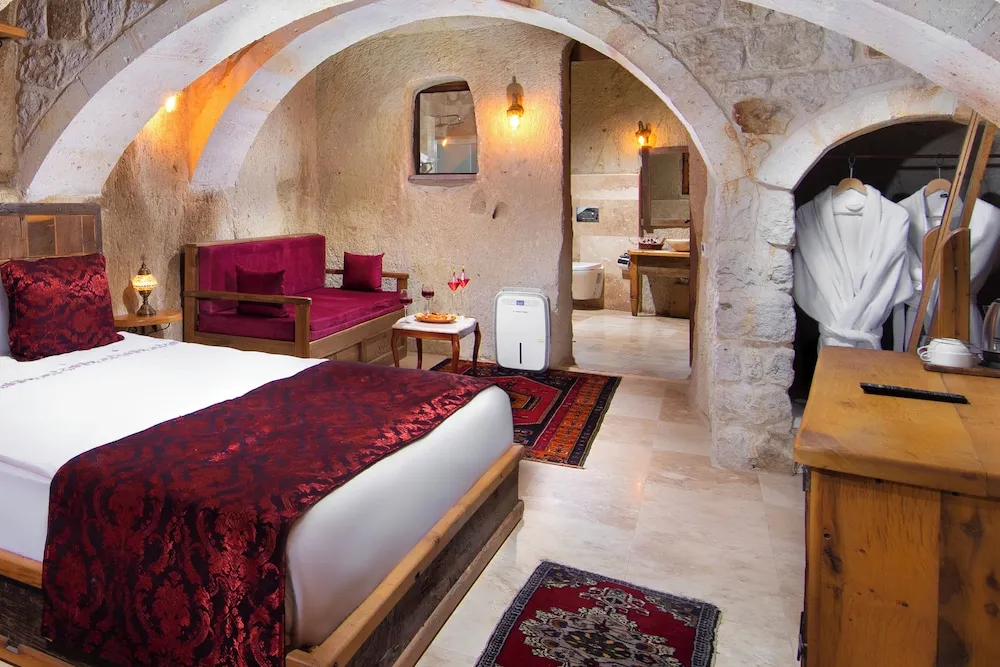 Deluxe Cave Room 302