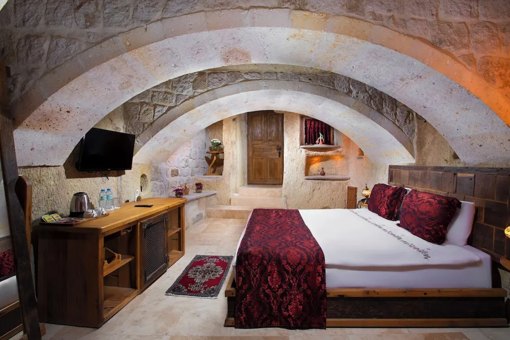 Deluxe Cave Room 302