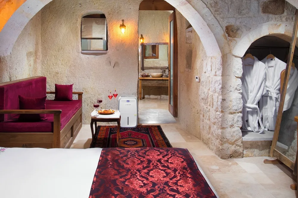 Deluxe Cave Room 302