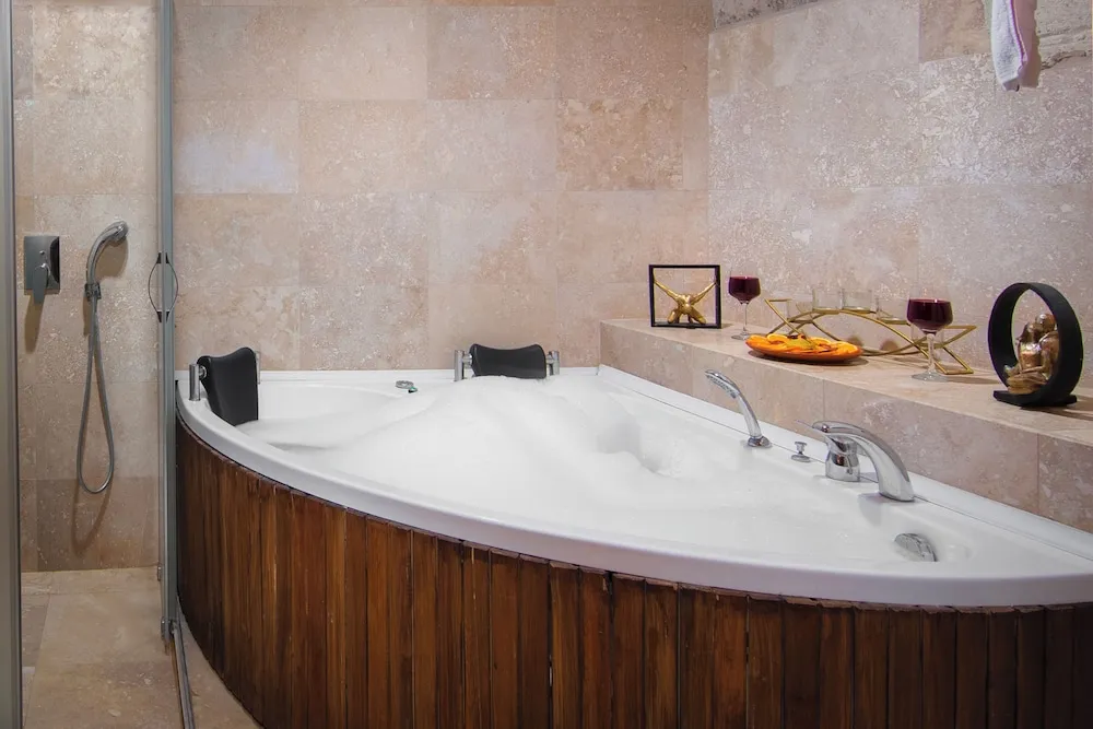 Deluxe Stone Room 101