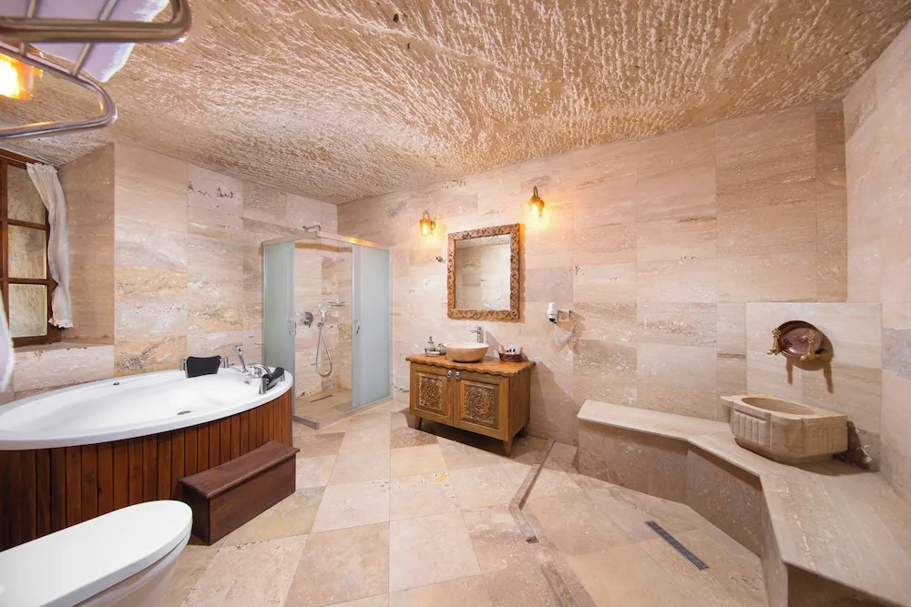 Deluxe Suit Cave Room 205