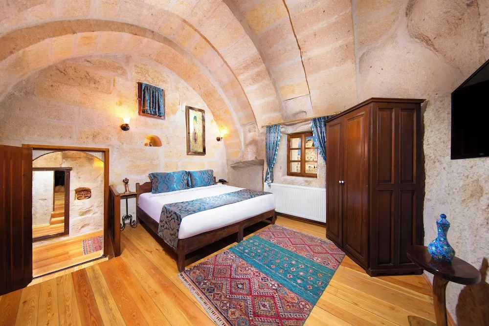 Deluxe Suit Cave Room 205