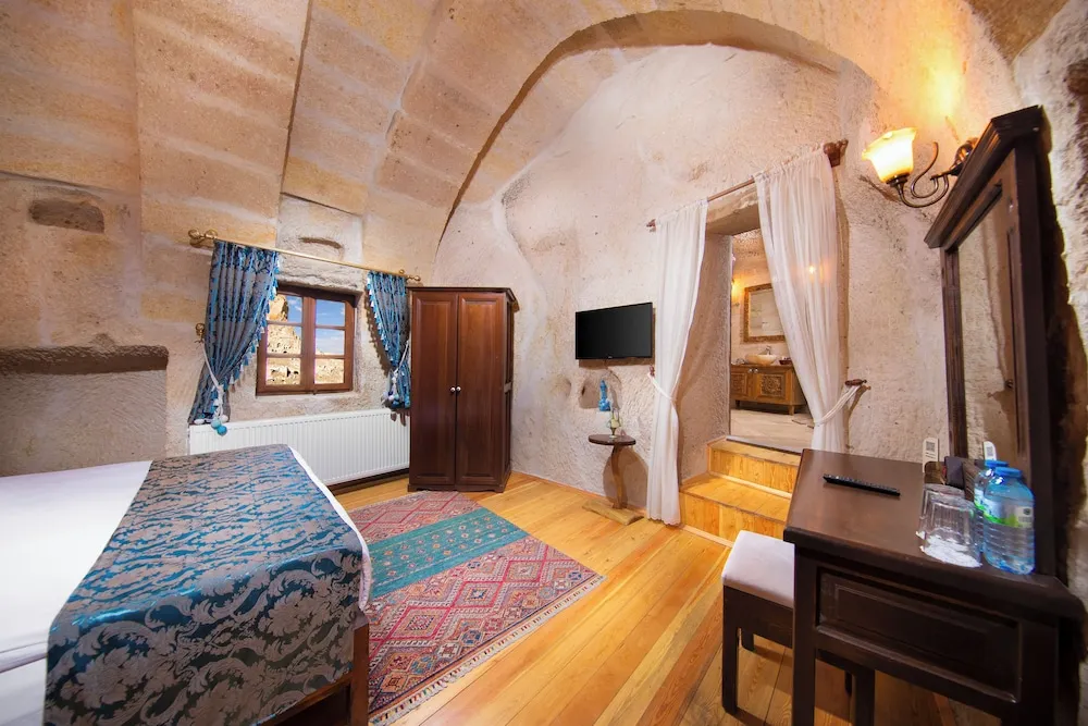 Deluxe Suit Cave Room 205