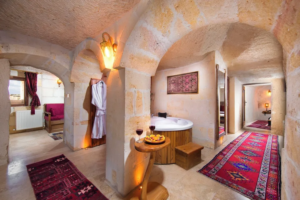 Deluxe Suit Cave Room 301