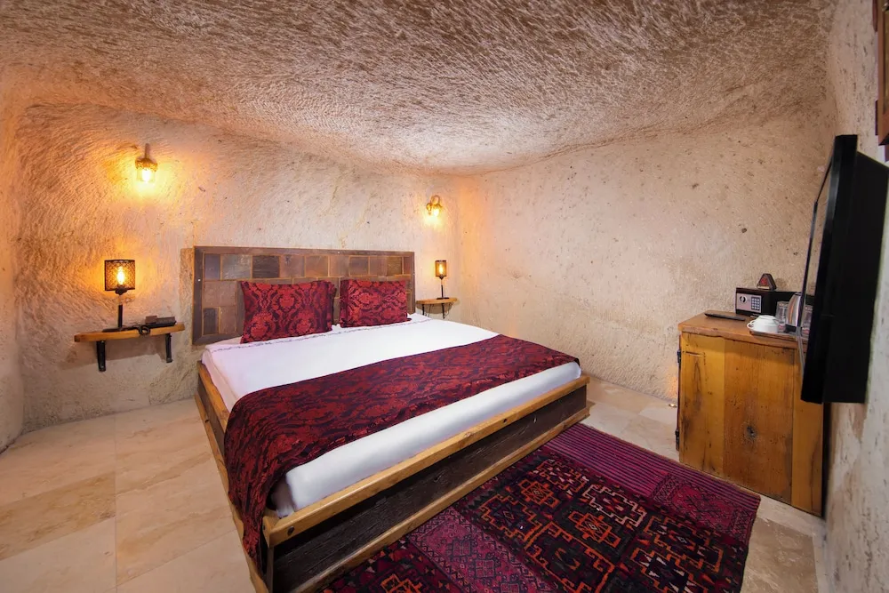 Deluxe Suit Cave Room 301