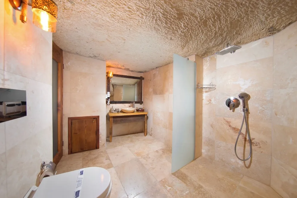 Deluxe Suit Cave Room 301