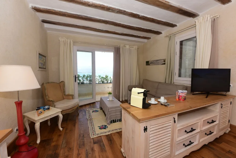 Queen Suite, Sea View with Jacuzzi