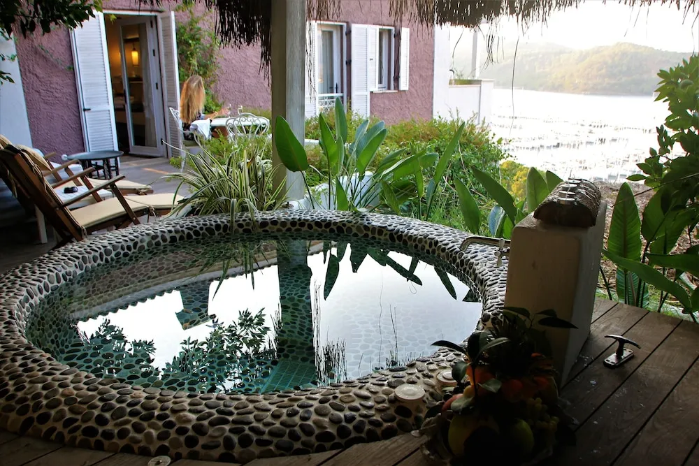 Deluxe Suite, Sea View with Jacuzzi