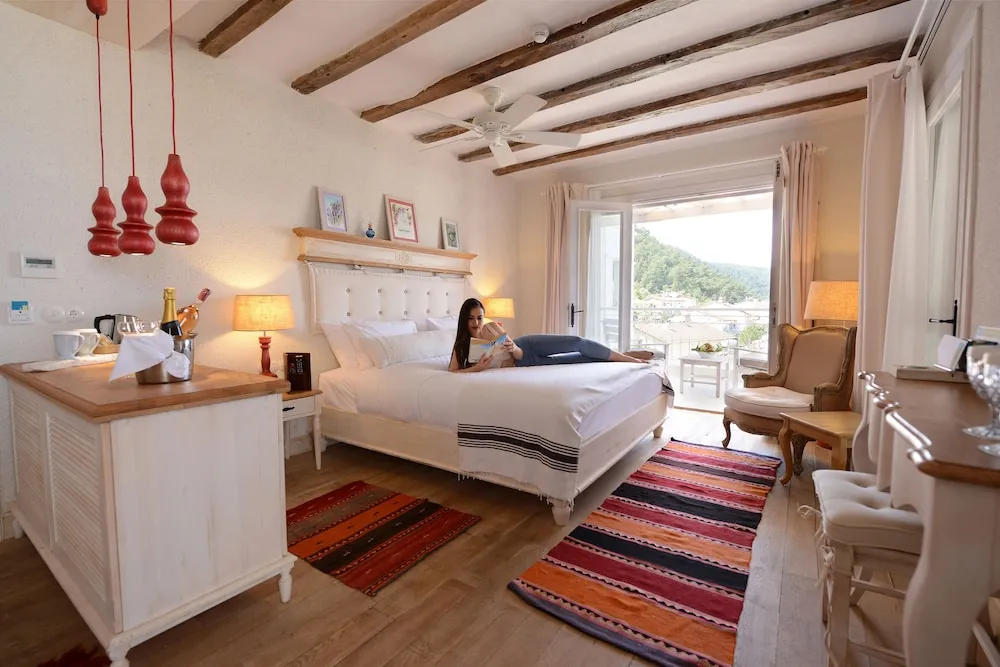 Deluxe Suite, Sea View with Jacuzzi