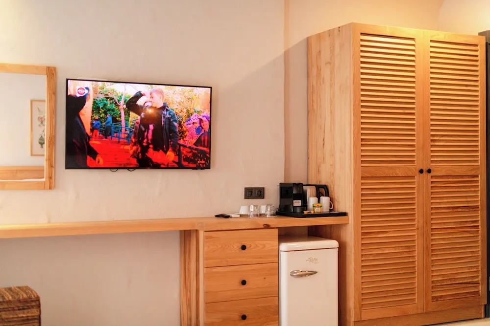 Deluxe Tek Büyük Yataklı Oda, 1 Büyük (Queen) Boy Yatak, Sigara İçilmez, Havuz Manzaralı