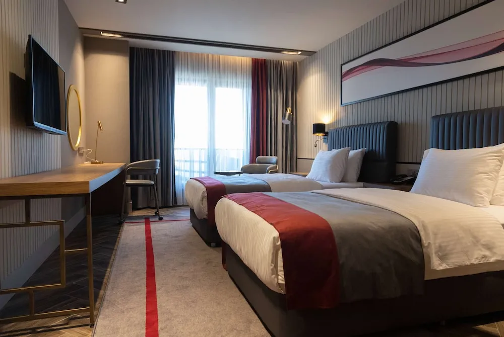 Superior Oda, Sigara İçilebilir (1 Queen Bed & 1 Twin Bed)