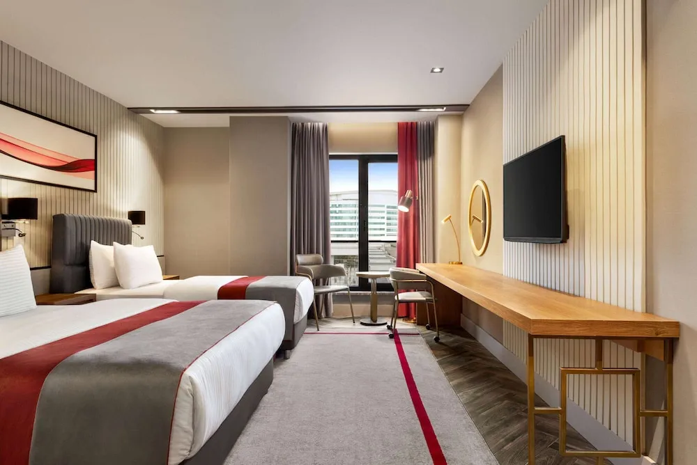 Superior Oda, Sigara İçilebilir (1 Queen Bed & 1 Twin Bed)