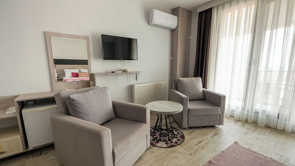 Deluxe Room with Balcony Sea View