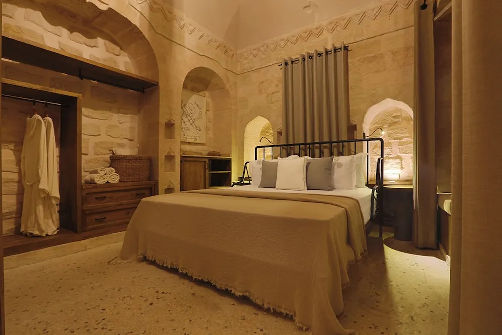 Deluxe Tek Büyük Yataklı Oda, Özel Banyo, Avlu Manzaralı