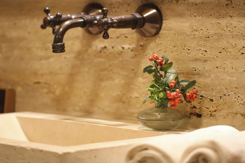 Deluxe Tek Büyük Yataklı Oda, Özel Banyo, Avlu Manzaralı