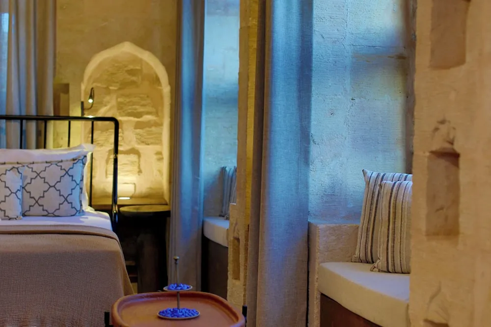 Deluxe Tek Büyük Yataklı Oda, Özel Banyo, Avlu Manzaralı
