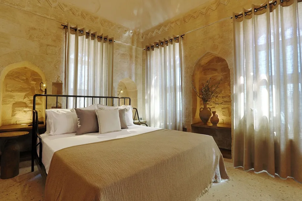 Deluxe Tek Büyük Yataklı Oda, Özel Banyo, Avlu Manzaralı