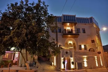 LA PERLA CAVE HOTEL