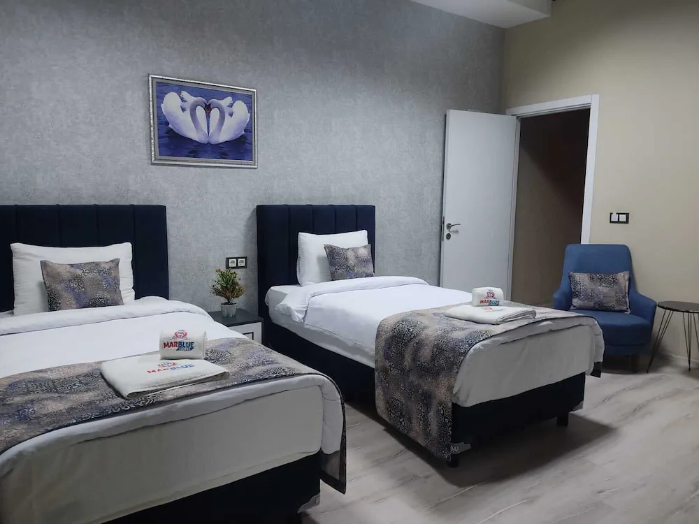 TWIN ROOM
