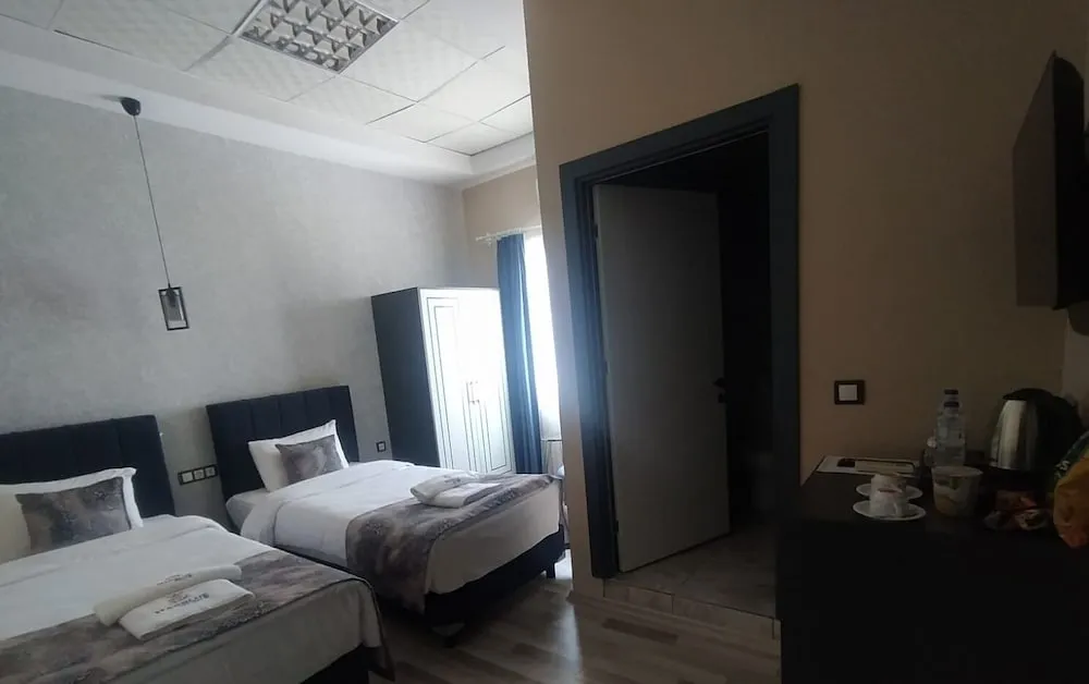 TWIN ROOM